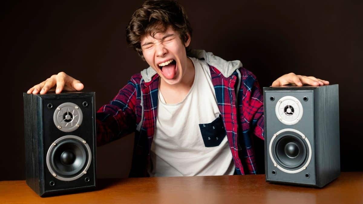 دلایل و تأثیرات گوش دادن به موسیقی با صدای بلند